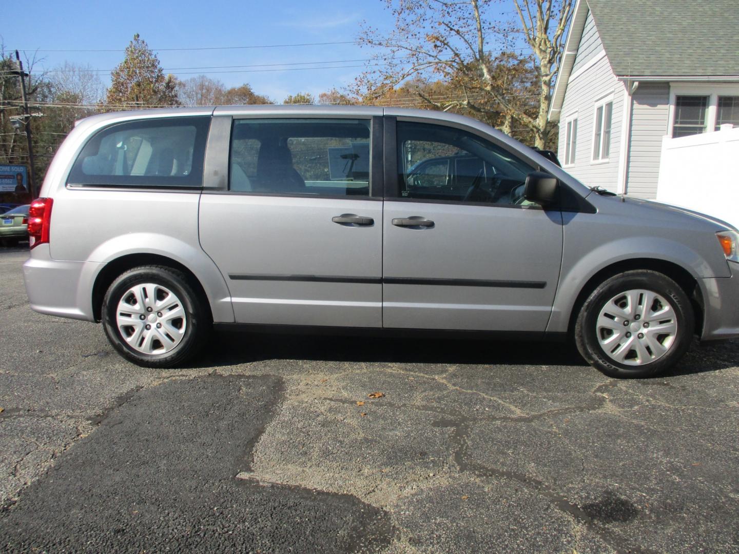 2014 Dodge Grand Caravan SE (2C4RDGBG6ER) with an 3.6L V6 DOHC 24V engine, 6-Speed Automatic transmission, located at 540a Delsea Drive, Sewell, NJ, 08080, (856) 589-6888, 39.752560, -75.111206 - Photo#6