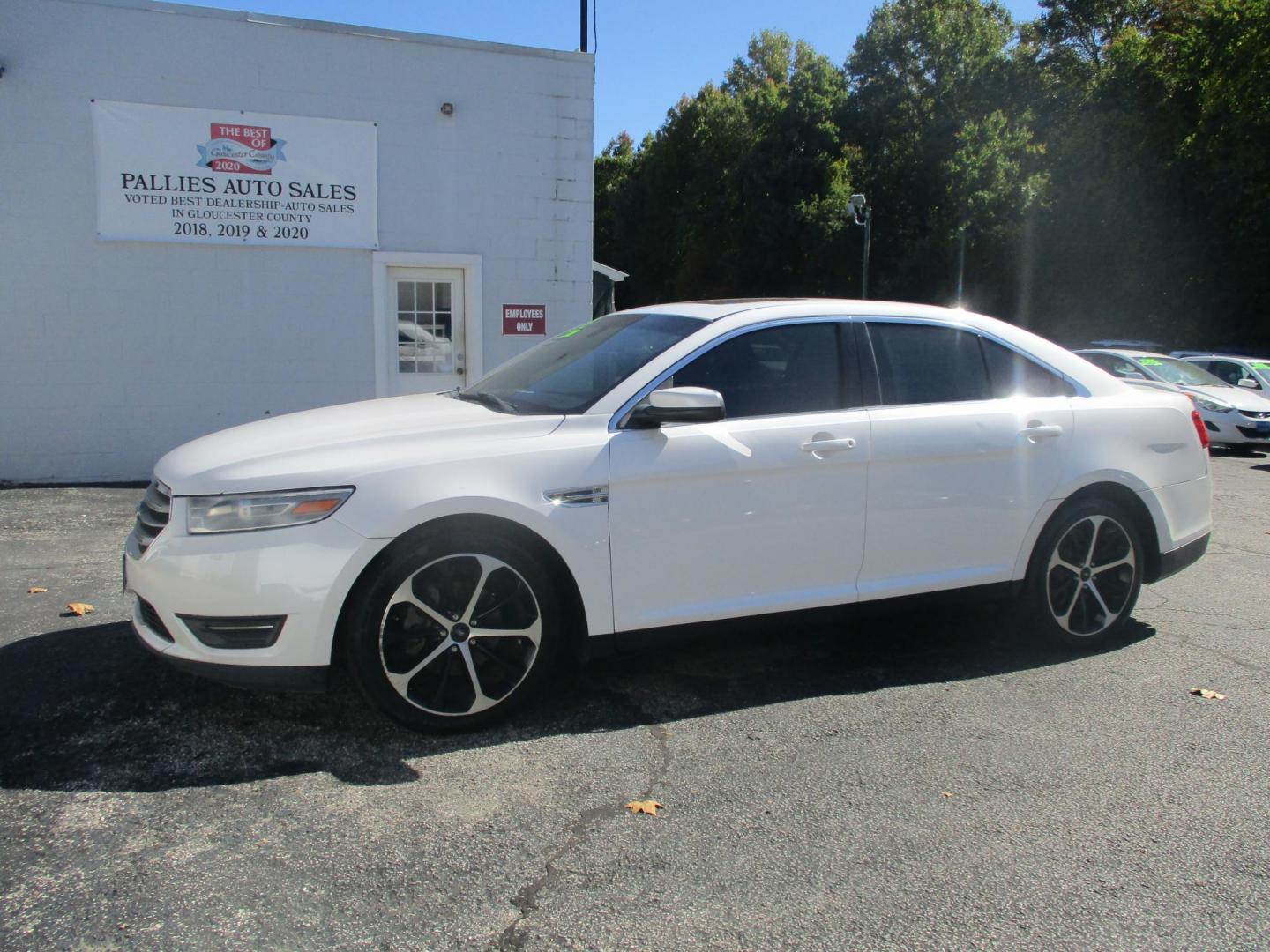 2014 WHITE Ford Taurus SEL FWD (1FAHP2E81EG) with an 3.5L V6 DOHC 24V engine, 6-Speed Automatic transmission, located at 540a Delsea Drive, Sewell, NJ, 08080, (856) 589-6888, 39.752560, -75.111206 - Photo#1