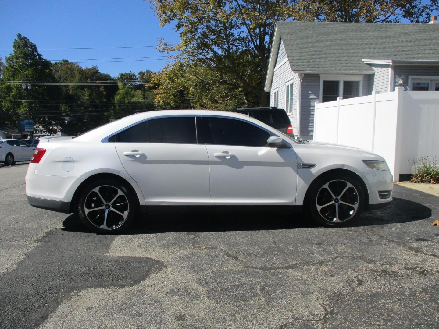 2014 WHITE Ford Taurus SEL FWD (1FAHP2E81EG) with an 3.5L V6 DOHC 24V engine, 6-Speed Automatic transmission, located at 540a Delsea Drive, Sewell, NJ, 08080, (856) 589-6888, 39.752560, -75.111206 - Photo#5