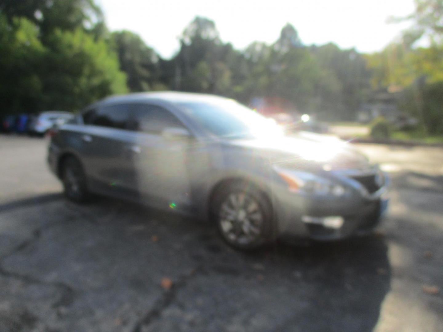 2015 GRAY Nissan Altima 2.5 S (1N4AL3APXFC) with an 2.5L L4 DOHC 16V engine, Continuously Variable Transmission transmission, located at 540a Delsea Drive, Sewell, NJ, 08080, (856) 589-6888, 39.752560, -75.111206 - Photo#9