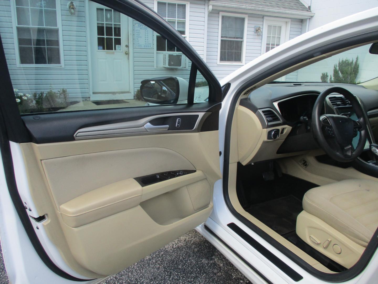 2014 WHITE Ford Fusion SE (3FA6P0H79ER) with an 2.5L L4 DOHC 16V engine, AUTOMATIC transmission, located at 540a Delsea Drive, Sewell, NJ, 08080, (856) 589-6888, 39.752560, -75.111206 - Photo#13