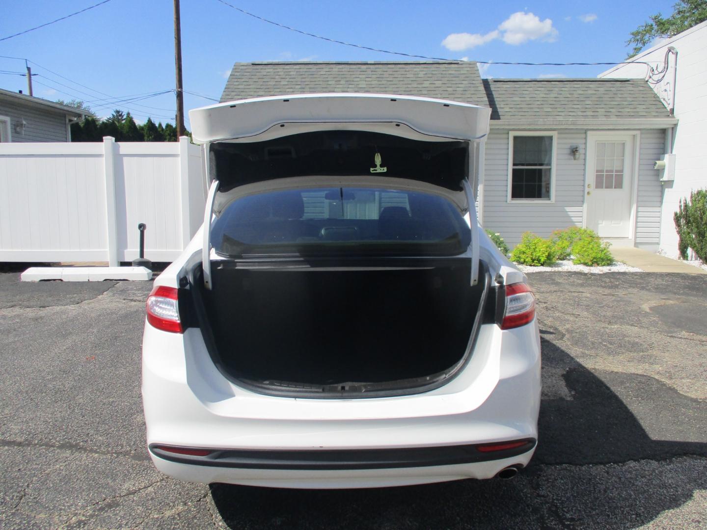 2014 WHITE Ford Fusion SE (3FA6P0H79ER) with an 2.5L L4 DOHC 16V engine, AUTOMATIC transmission, located at 540a Delsea Drive, Sewell, NJ, 08080, (856) 589-6888, 39.752560, -75.111206 - Photo#27