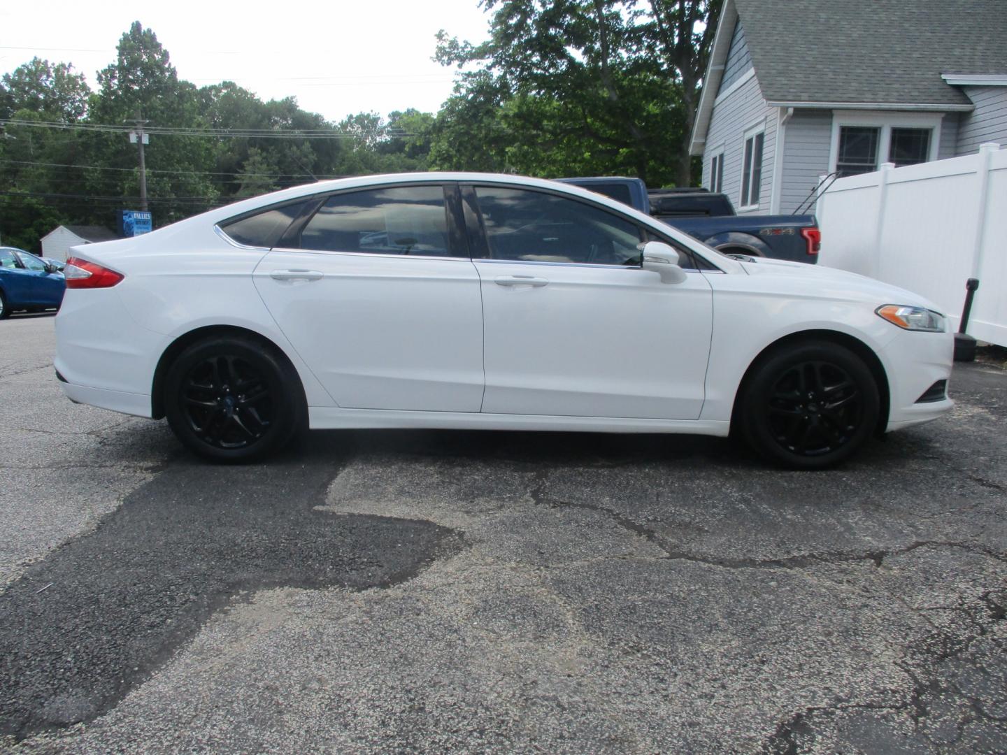 2014 WHITE Ford Fusion SE (3FA6P0H79ER) with an 2.5L L4 DOHC 16V engine, AUTOMATIC transmission, located at 540a Delsea Drive, Sewell, NJ, 08080, (856) 589-6888, 39.752560, -75.111206 - Photo#8