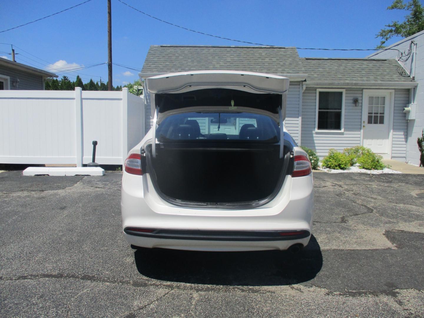 2014 WHITE Ford Fusion SE (1FA6P0HD6E5) with an 1.5L L4 DOHC 16V engine, located at 540a Delsea Drive, Sewell, NJ, 08080, (856) 589-6888, 39.752560, -75.111206 - Photo#22