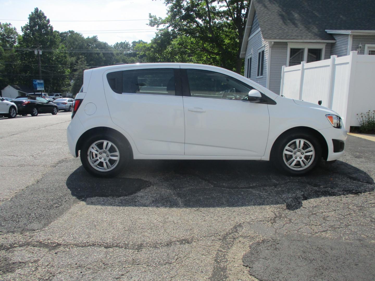 2015 WHITE Chevrolet Sonic (1G1JC6SG9F4) , AUTOMATIC transmission, located at 540a Delsea Drive, Sewell, NJ, 08080, (856) 589-6888, 39.752560, -75.111206 - Photo#9