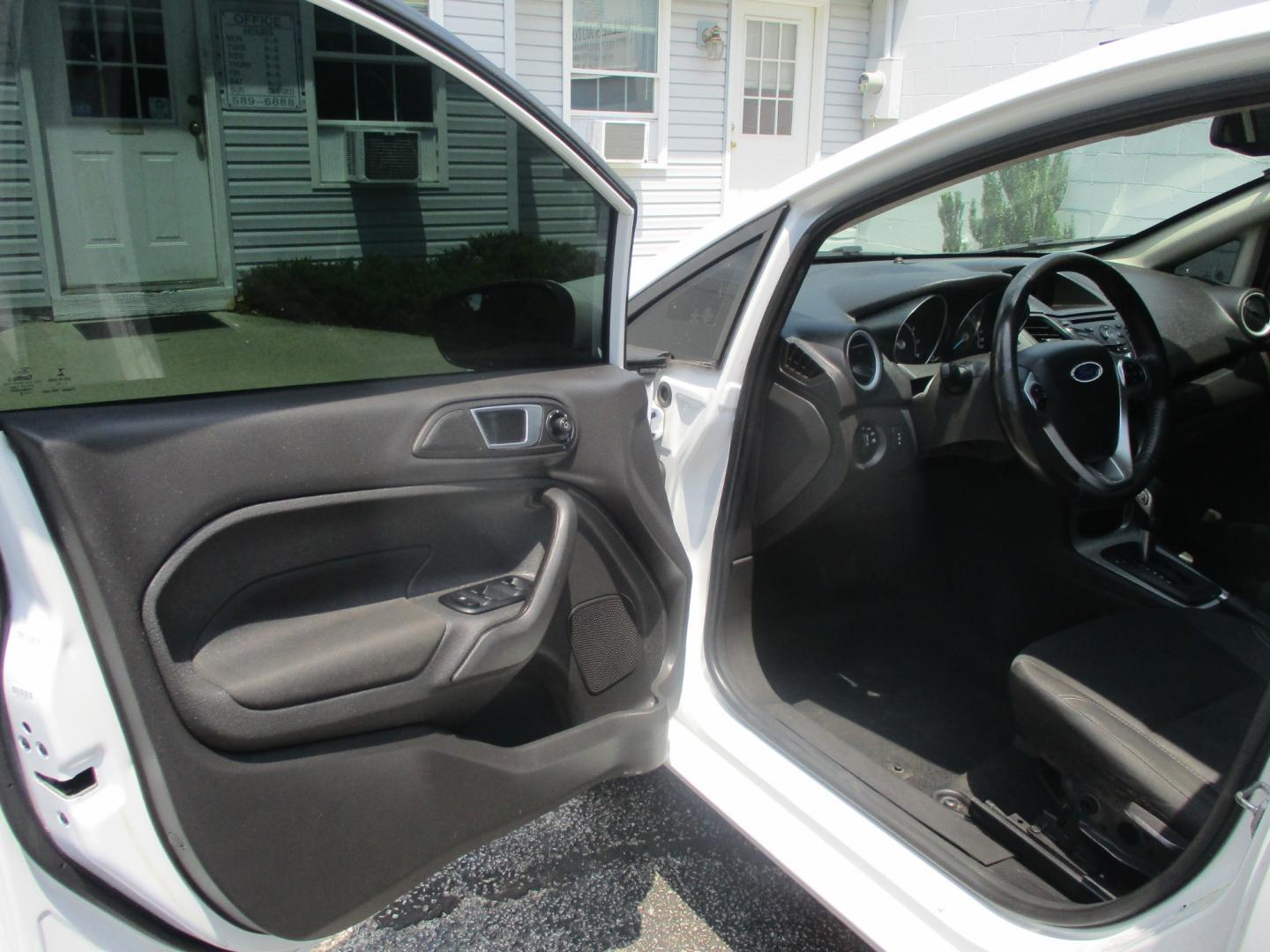 2016 WHITE Ford Fiesta SE Sedan (3FADP4BJ6GM) with an 1.6L L4 DOHC 16V engine, AUTOMATIC transmission, located at 540a Delsea Drive, Sewell, NJ, 08080, (856) 589-6888, 39.752560, -75.111206 - Photo#13