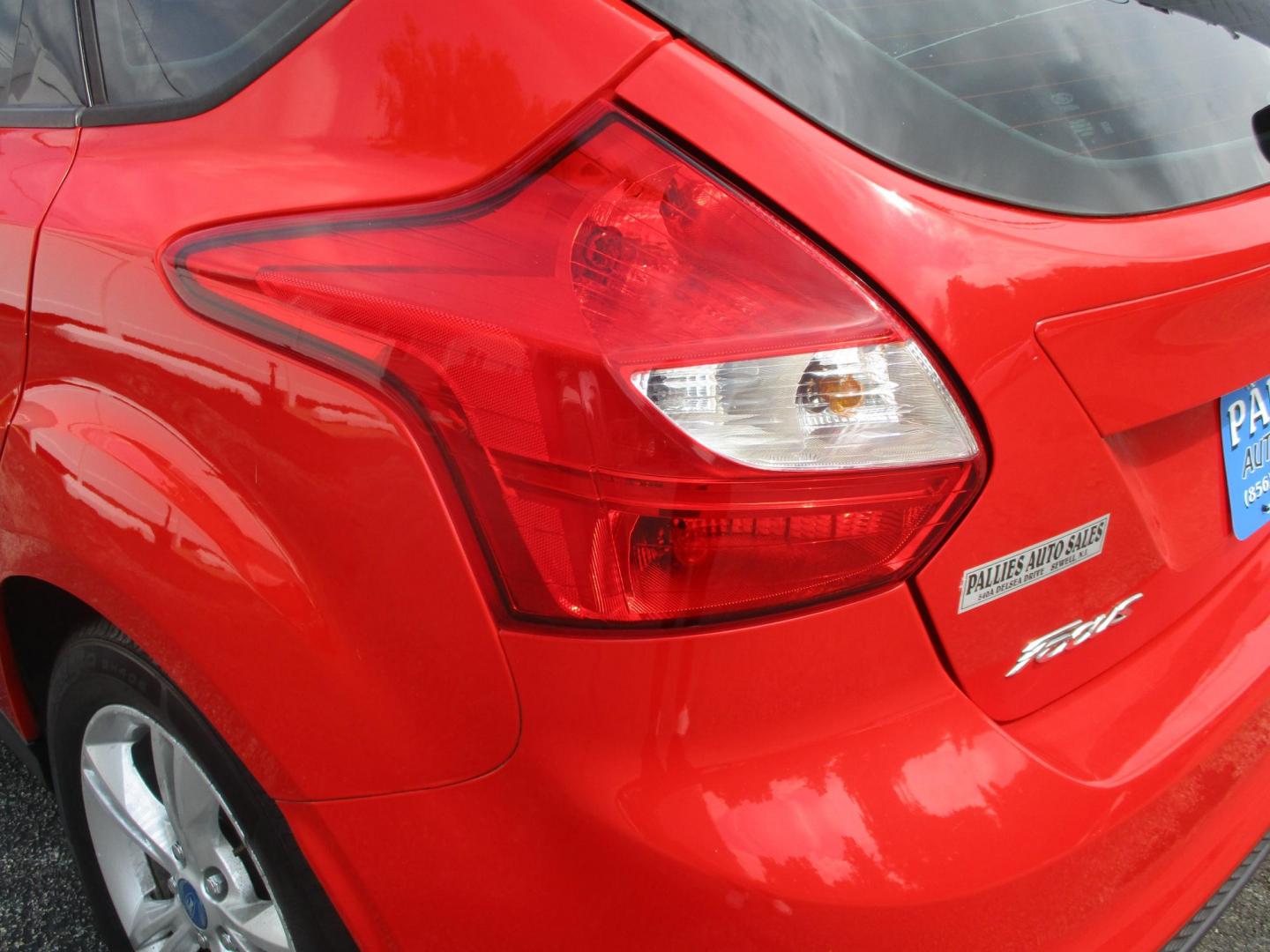 2012 RED Ford Focus SE (1FAHP3K2XCL) with an 2.0L L4 DOHC 16V engine, AUTOMATIC transmission, located at 540a Delsea Drive, Sewell, NJ, 08080, (856) 589-6888, 39.752560, -75.111206 - Photo#4