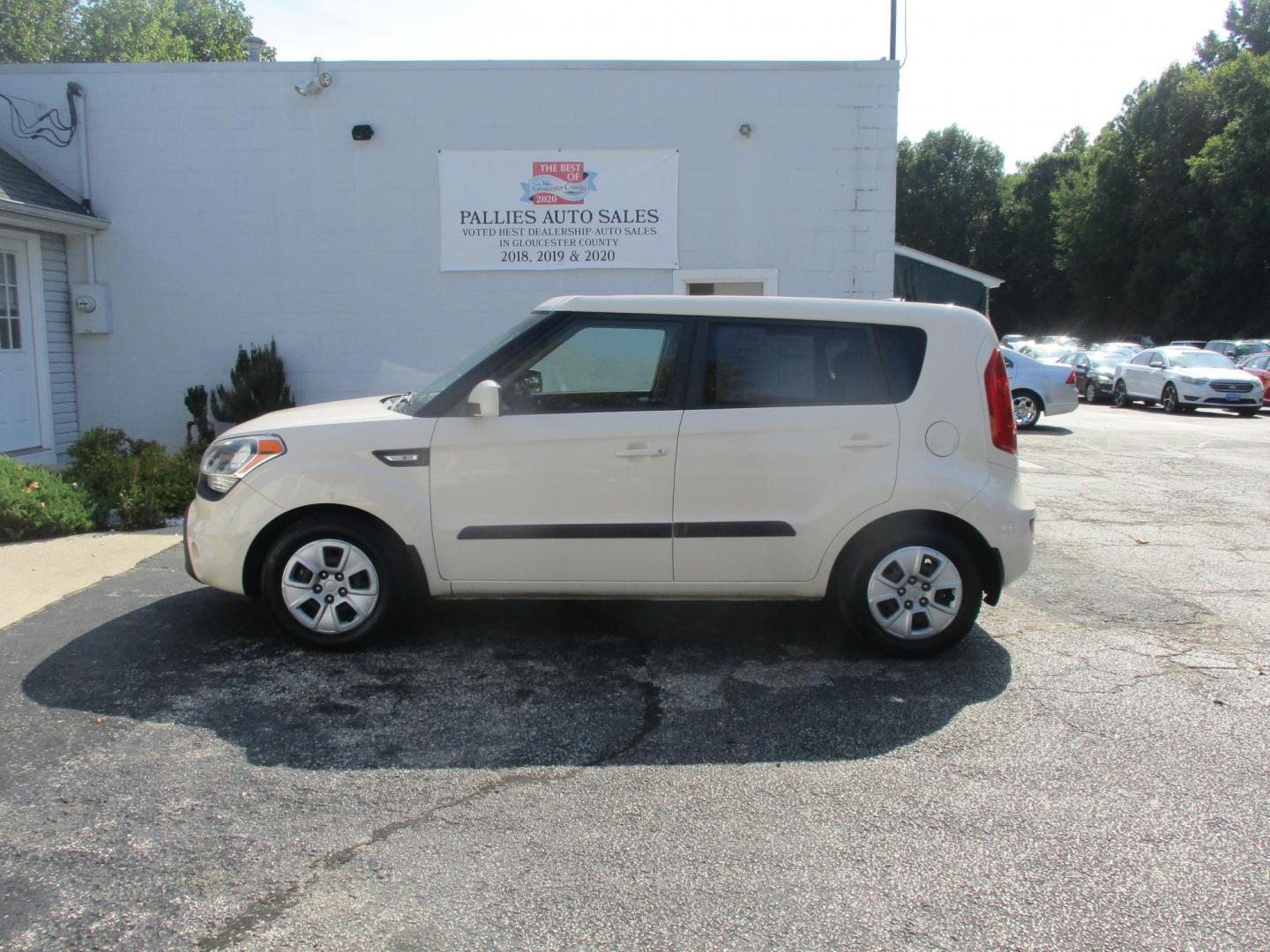 2013 WHITE Kia Soul Base (KNDJT2A57D7) with an 1.6L L4 DOHC 16V engine, 5-Speed Manual transmission, located at 540a Delsea Drive, Sewell, NJ, 08080, (856) 589-6888, 39.752560, -75.111206 - Photo#1