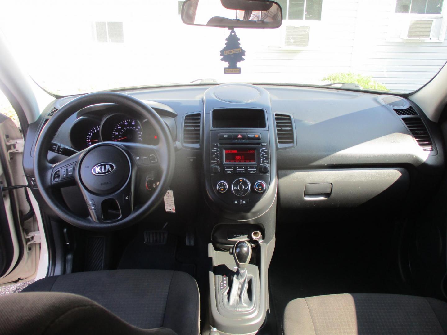 2013 WHITE Kia Soul Base (KNDJT2A57D7) with an 1.6L L4 DOHC 16V engine, 5-Speed Manual transmission, located at 540a Delsea Drive, Sewell, NJ, 08080, (856) 589-6888, 39.752560, -75.111206 - Photo#15