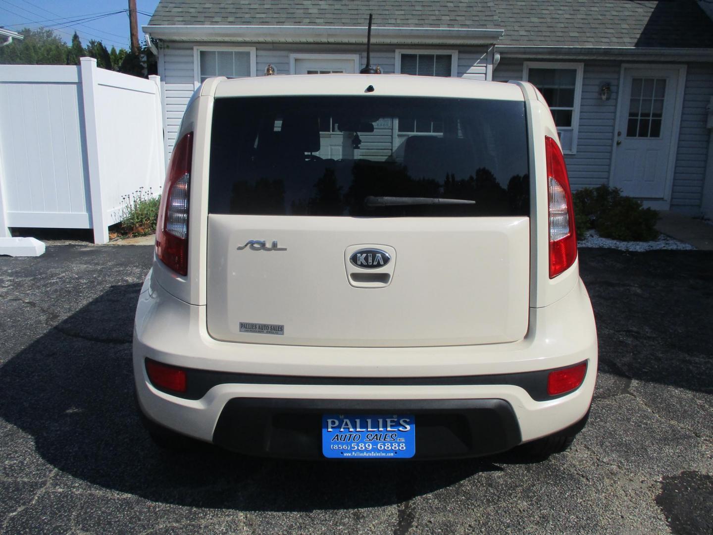 2013 WHITE Kia Soul Base (KNDJT2A57D7) with an 1.6L L4 DOHC 16V engine, 5-Speed Manual transmission, located at 540a Delsea Drive, Sewell, NJ, 08080, (856) 589-6888, 39.752560, -75.111206 - Photo#4