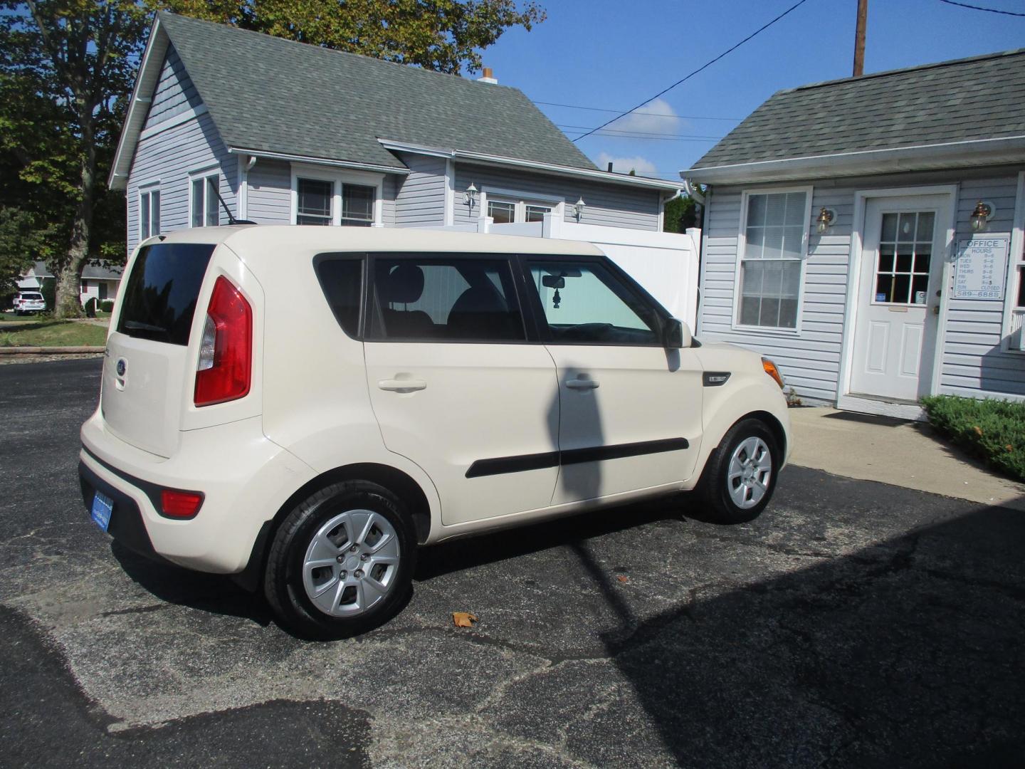 2013 WHITE Kia Soul Base (KNDJT2A57D7) with an 1.6L L4 DOHC 16V engine, 5-Speed Manual transmission, located at 540a Delsea Drive, Sewell, NJ, 08080, (856) 589-6888, 39.752560, -75.111206 - Photo#6