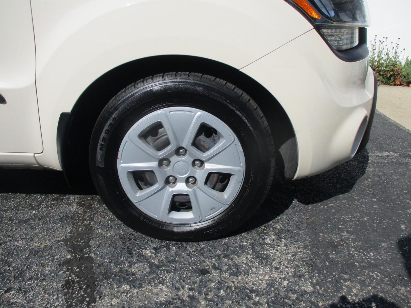 2013 WHITE Kia Soul Base (KNDJT2A57D7) with an 1.6L L4 DOHC 16V engine, 5-Speed Manual transmission, located at 540a Delsea Drive, Sewell, NJ, 08080, (856) 589-6888, 39.752560, -75.111206 - Photo#9