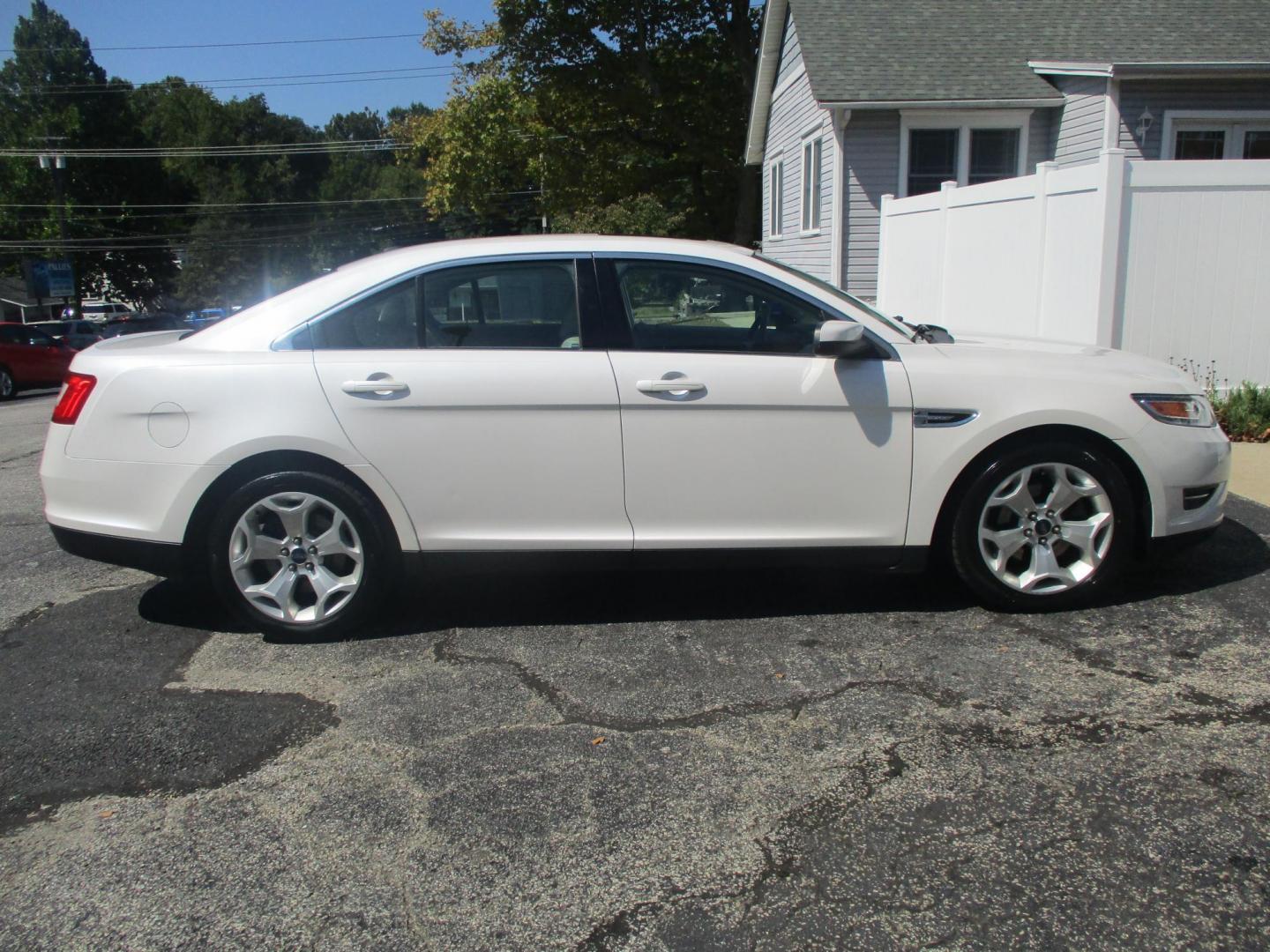 2012 WHITE Ford Taurus SEL FWD (1FAHP2EW3CG) with an 3.5L V6 DOHC 24V engine, 6-Speed Automatic transmission, located at 540a Delsea Drive, Sewell, NJ, 08080, (856) 589-6888, 39.752560, -75.111206 - Photo#7