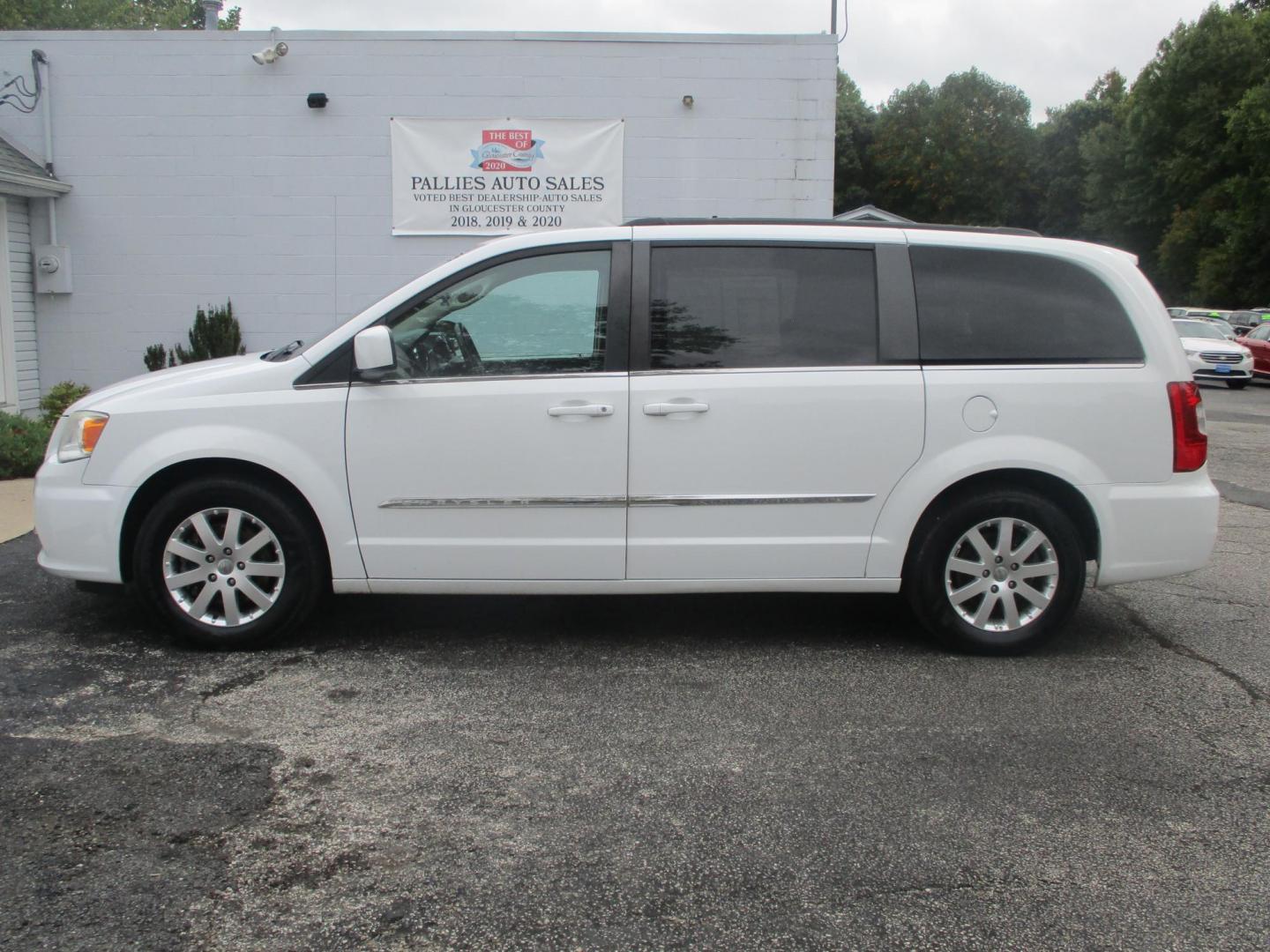 2014 WHITE Chrysler Town & Country Touring (2C4RC1BG2ER) with an 3.6L V6 DOHC 24V engine, 6-Speed Automatic transmission, located at 540a Delsea Drive, Sewell, NJ, 08080, (856) 589-6888, 39.752560, -75.111206 - Photo#1