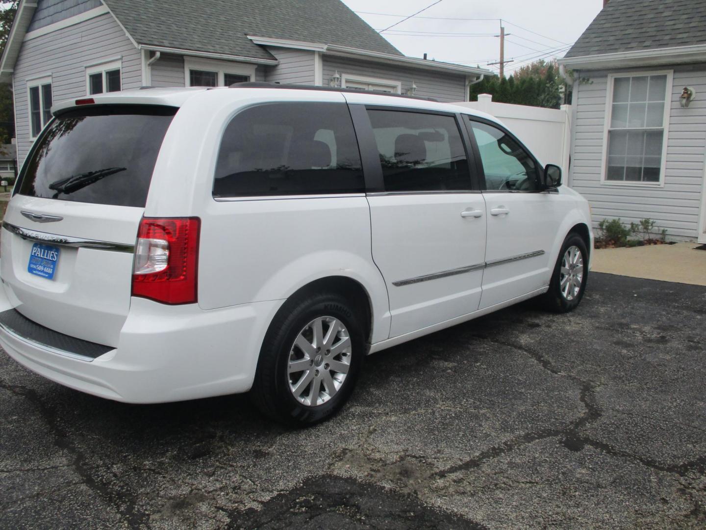 2014 WHITE Chrysler Town & Country Touring (2C4RC1BG2ER) with an 3.6L V6 DOHC 24V engine, 6-Speed Automatic transmission, located at 540a Delsea Drive, Sewell, NJ, 08080, (856) 589-6888, 39.752560, -75.111206 - Photo#4