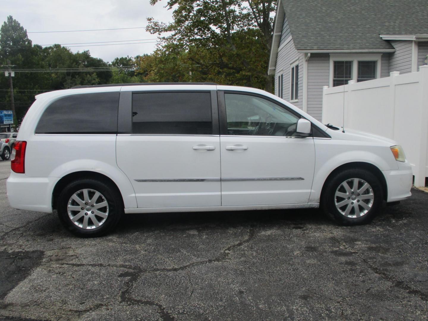 2014 WHITE Chrysler Town & Country Touring (2C4RC1BG2ER) with an 3.6L V6 DOHC 24V engine, 6-Speed Automatic transmission, located at 540a Delsea Drive, Sewell, NJ, 08080, (856) 589-6888, 39.752560, -75.111206 - Photo#5