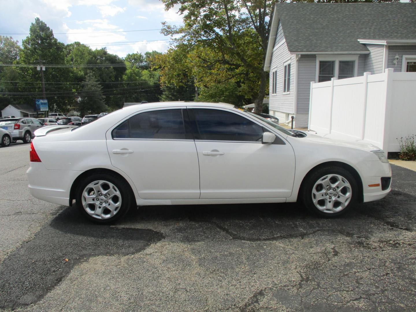 2010 WHITE Ford Fusion SE (3FAHP0HA8AR) with an 2.5L L4 DOHC 16V engine, located at 540a Delsea Drive, Sewell, NJ, 08080, (856) 589-6888, 39.752560, -75.111206 - Photo#5