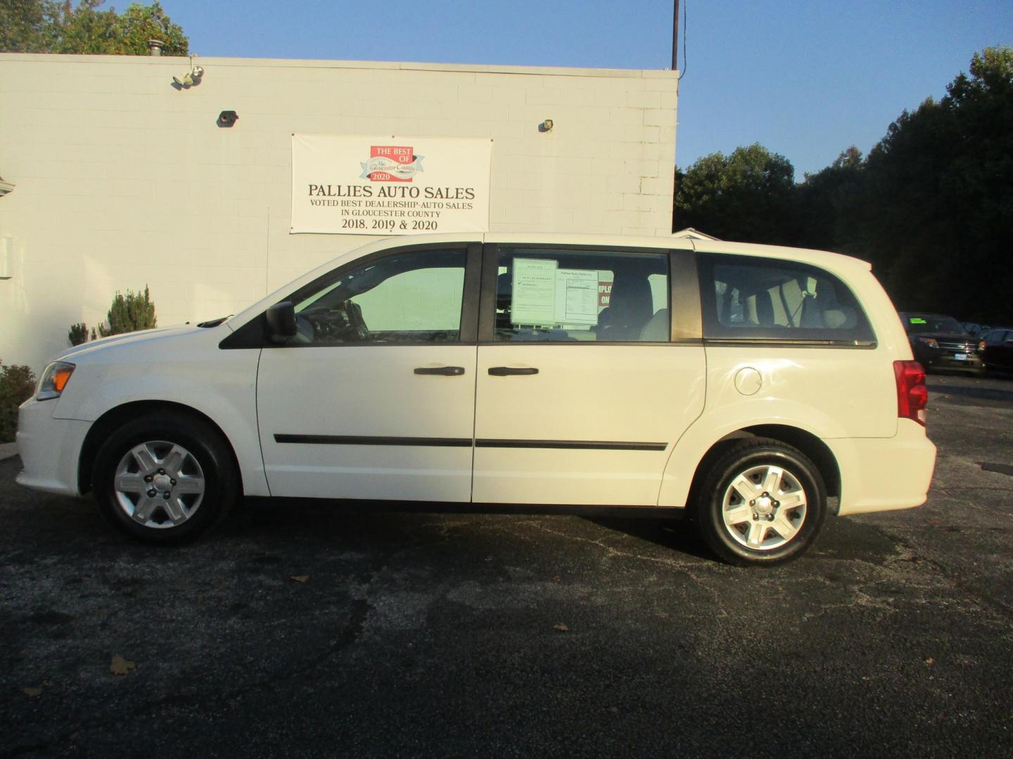 2013 WHITE Dodge Grand Caravan SE (2C4RDGBG6DR) with an 3.6L V6 DOHC 24V engine, 6-Speed Automatic transmission, located at 540a Delsea Drive, Sewell, NJ, 08080, (856) 589-6888, 39.752560, -75.111206 - Photo#2