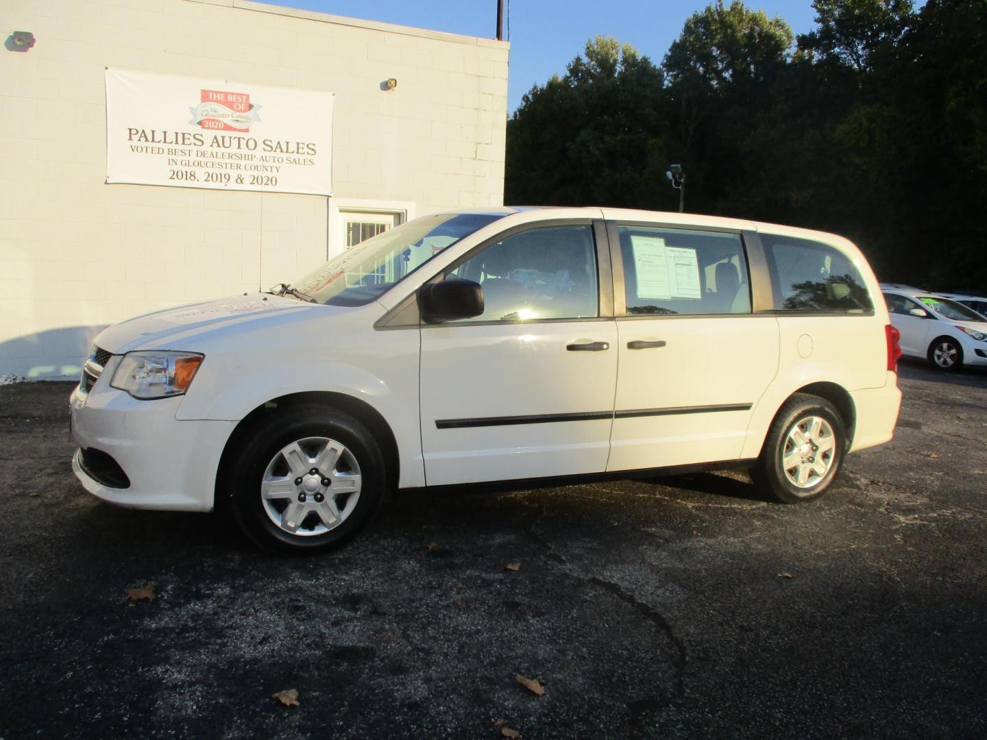 2013 WHITE Dodge Grand Caravan SE (2C4RDGBG6DR) with an 3.6L V6 DOHC 24V engine, 6-Speed Automatic transmission, located at 540a Delsea Drive, Sewell, NJ, 08080, (856) 589-6888, 39.752560, -75.111206 - Photo#1