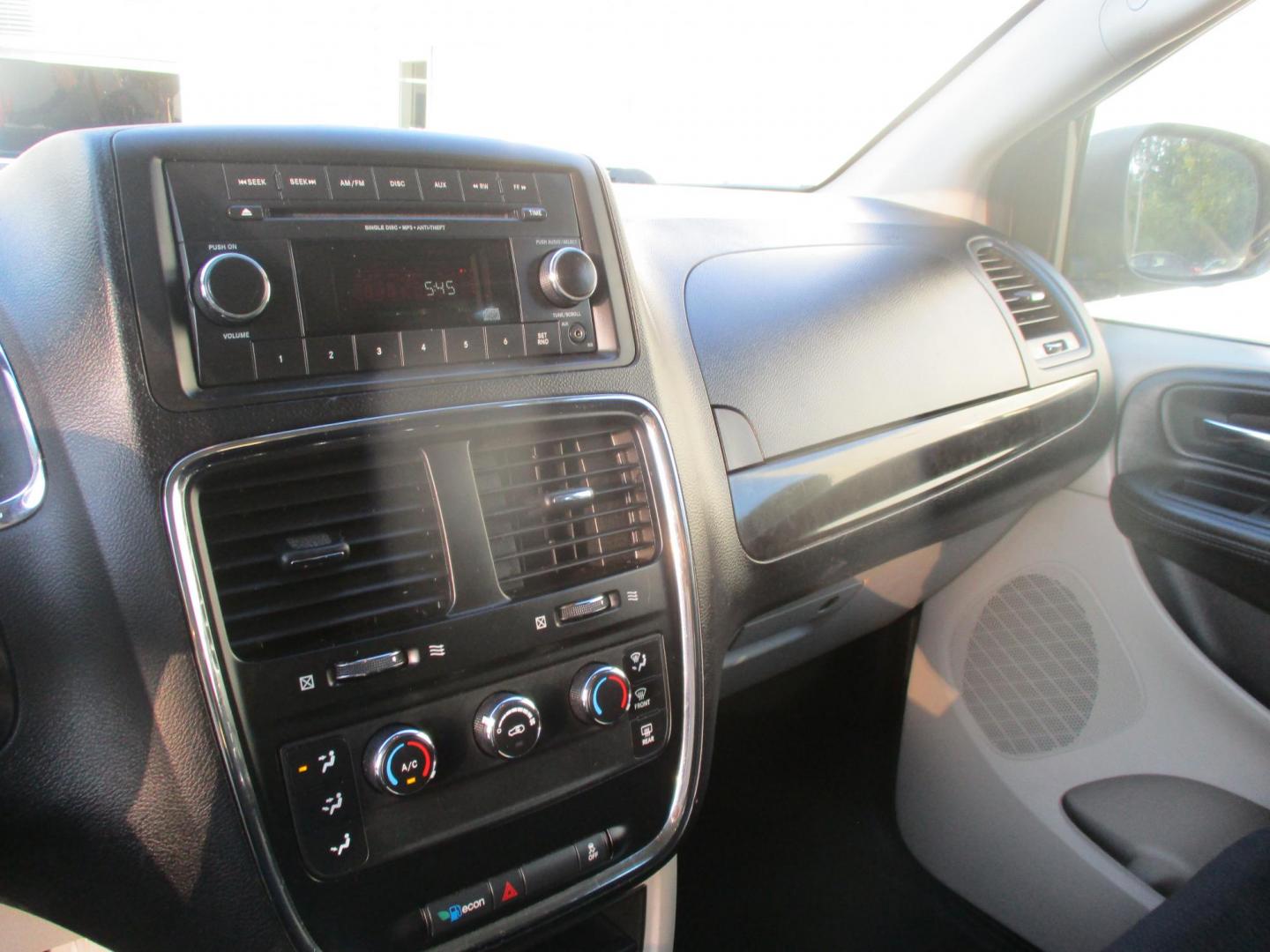 2013 WHITE Dodge Grand Caravan SE (2C4RDGBG6DR) with an 3.6L V6 DOHC 24V engine, 6-Speed Automatic transmission, located at 540a Delsea Drive, Sewell, NJ, 08080, (856) 589-6888, 39.752560, -75.111206 - Photo#21