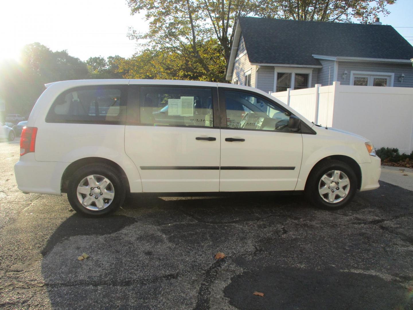 2013 WHITE Dodge Grand Caravan SE (2C4RDGBG6DR) with an 3.6L V6 DOHC 24V engine, 6-Speed Automatic transmission, located at 540a Delsea Drive, Sewell, NJ, 08080, (856) 589-6888, 39.752560, -75.111206 - Photo#8