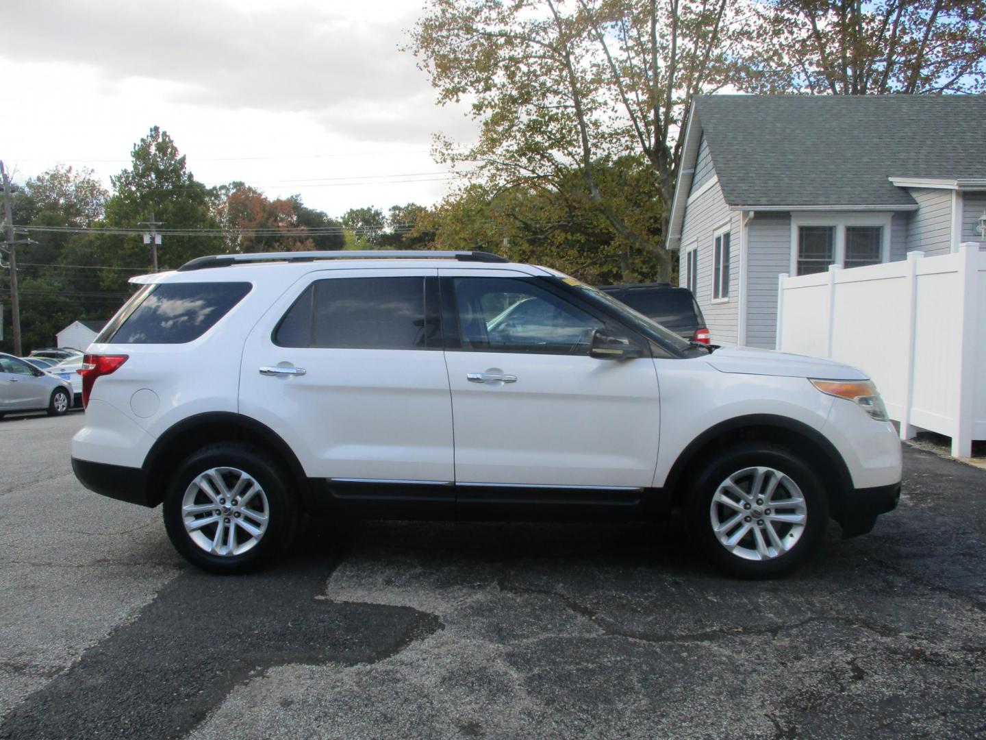 2011 WHITE Ford Explorer XLT 4WD (1FMHK8D84BG) with an 3.5L V6 DOHC 24V engine, 6-Speed Automatic transmission, located at 540a Delsea Drive, Sewell, NJ, 08080, (856) 589-6888, 39.752560, -75.111206 - Photo#9