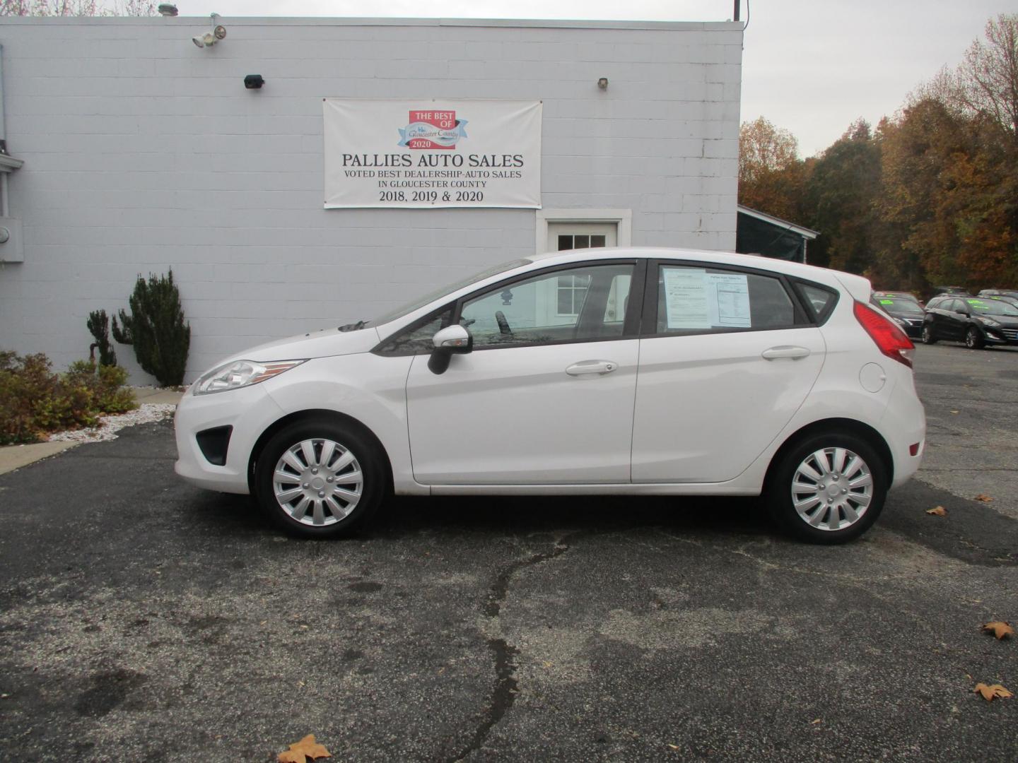 2013 WHITE Ford Fiesta SE Hatchback (3FADP4EJXDM) with an 1.6L L4 DOHC 16V engine, located at 540a Delsea Drive, Sewell, NJ, 08080, (856) 589-6888, 39.752560, -75.111206 - Photo#1