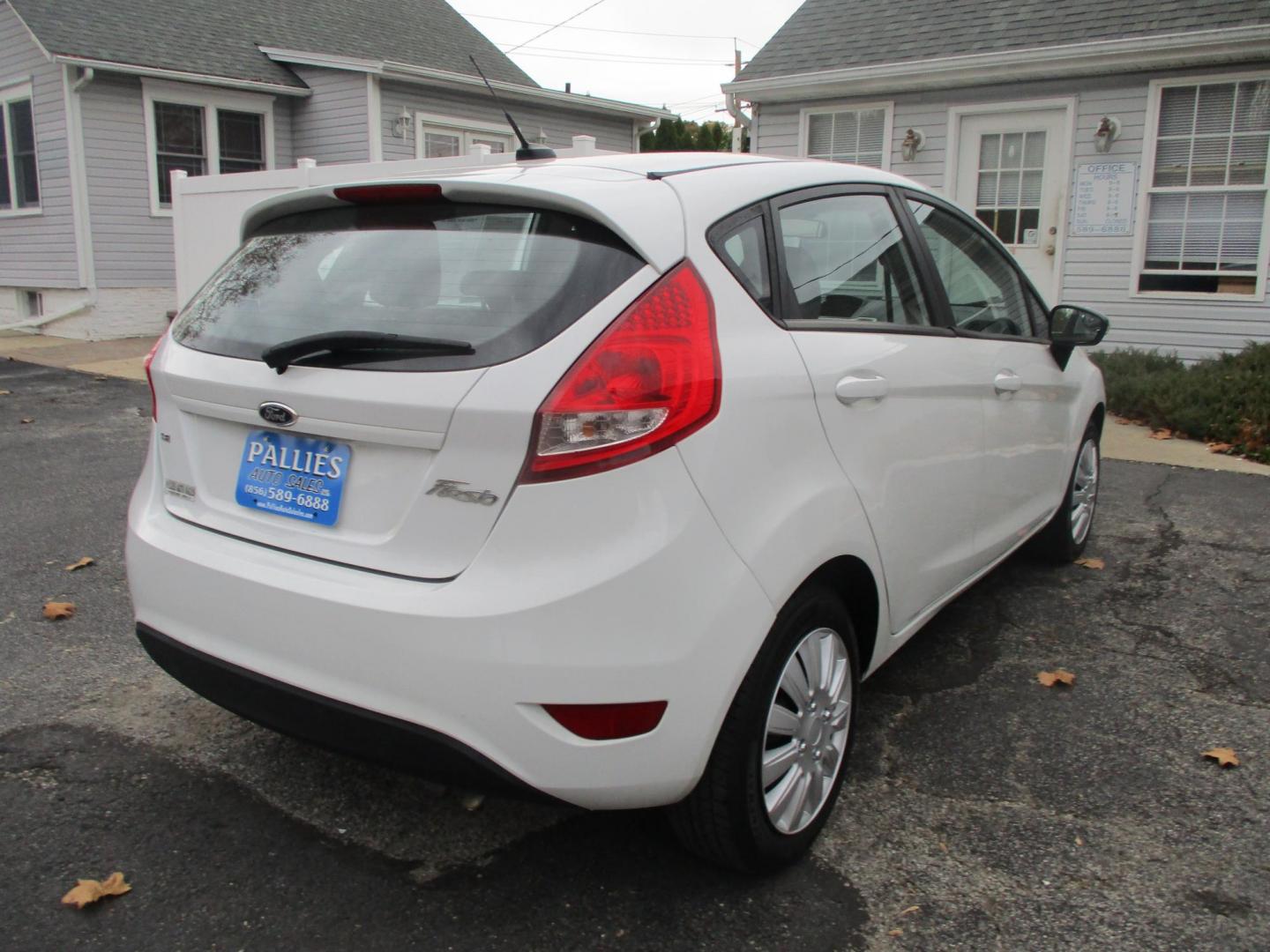 2013 WHITE Ford Fiesta SE Hatchback (3FADP4EJXDM) with an 1.6L L4 DOHC 16V engine, located at 540a Delsea Drive, Sewell, NJ, 08080, (856) 589-6888, 39.752560, -75.111206 - Photo#5