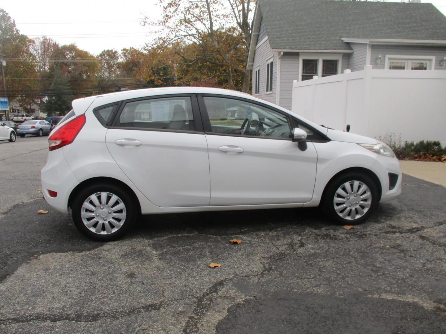 2013 WHITE Ford Fiesta SE Hatchback (3FADP4EJXDM) with an 1.6L L4 DOHC 16V engine, located at 540a Delsea Drive, Sewell, NJ, 08080, (856) 589-6888, 39.752560, -75.111206 - Photo#7