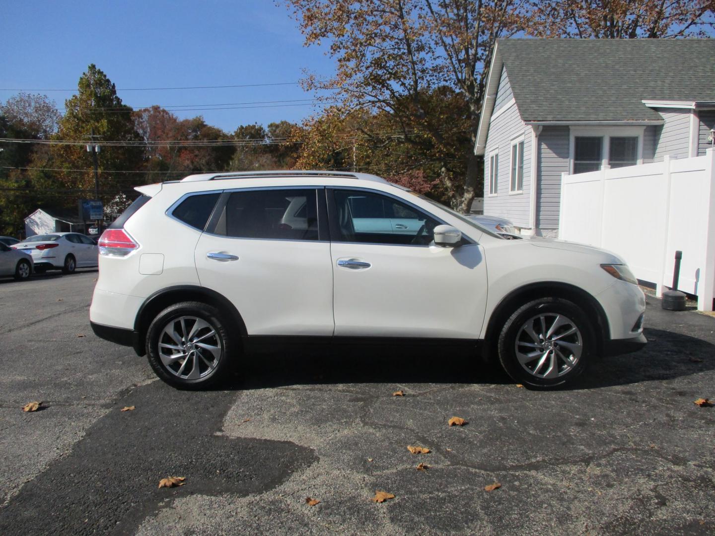 2015 WHITE Nissan Rogue S 2WD (5N1AT2MT3FC) with an 2.5L L4 DOHC 16V engine, Continuously Variable Transmission transmission, located at 540a Delsea Drive, Sewell, NJ, 08080, (856) 589-6888, 39.752560, -75.111206 - Photo#9