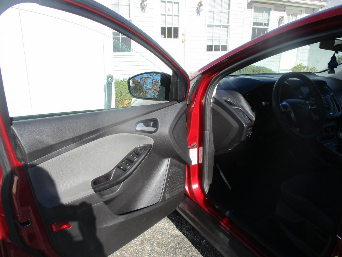 2013 RED Ford Focus SE Sedan (1FADP3F25DL) with an 2.0L L4 DOHC 16V engine, located at 540a Delsea Drive, Sewell, NJ, 08080, (856) 589-6888, 39.752560, -75.111206 - Photo#14