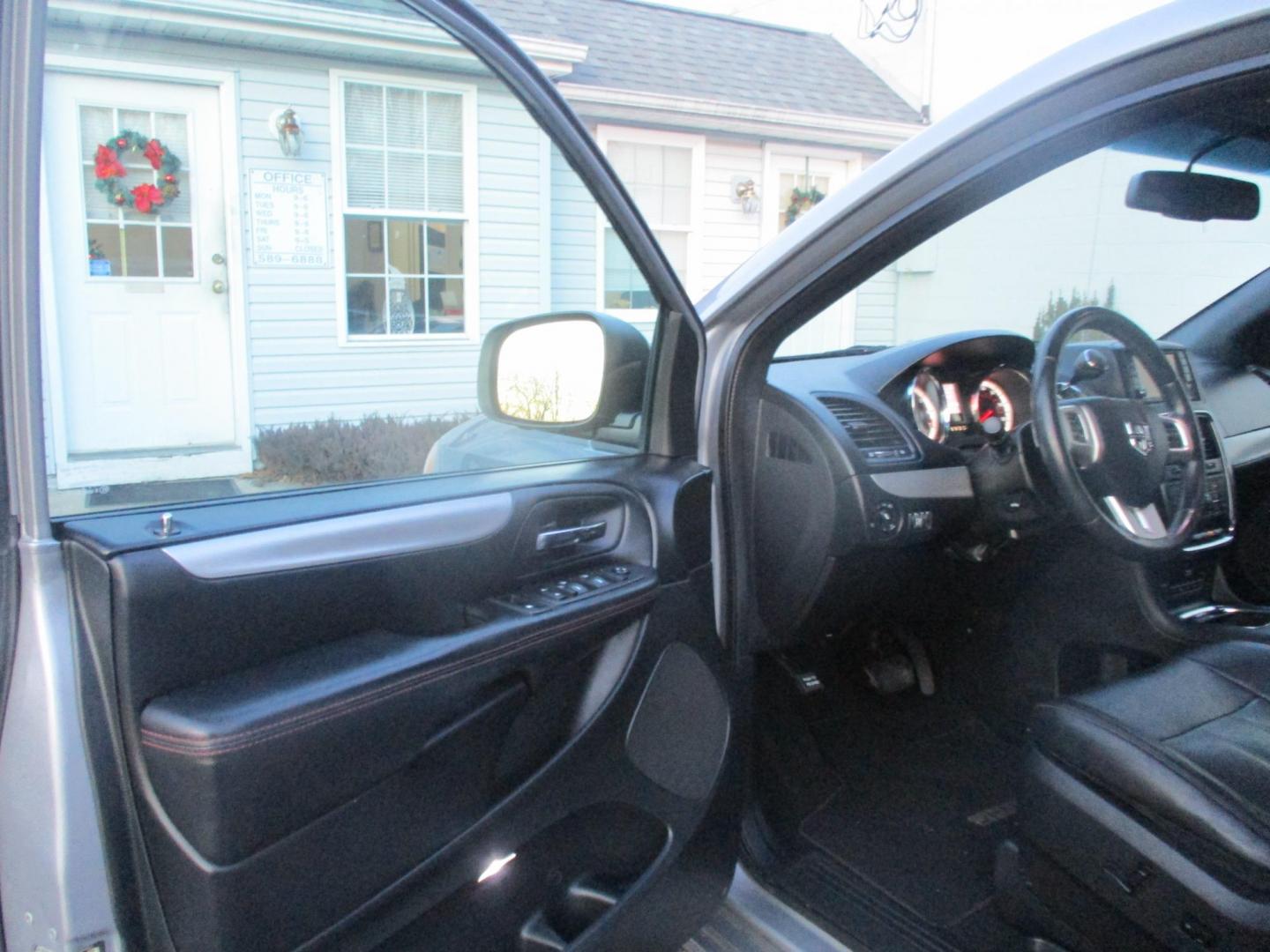 2013 GRAY Dodge Grand Caravan R/T (2C4RDGEG3DR) with an 3.6L V6 DOHC 24V engine, 6-Speed Automatic transmission, located at 540a Delsea Drive, Sewell, NJ, 08080, (856) 589-6888, 39.752560, -75.111206 - Photo#15