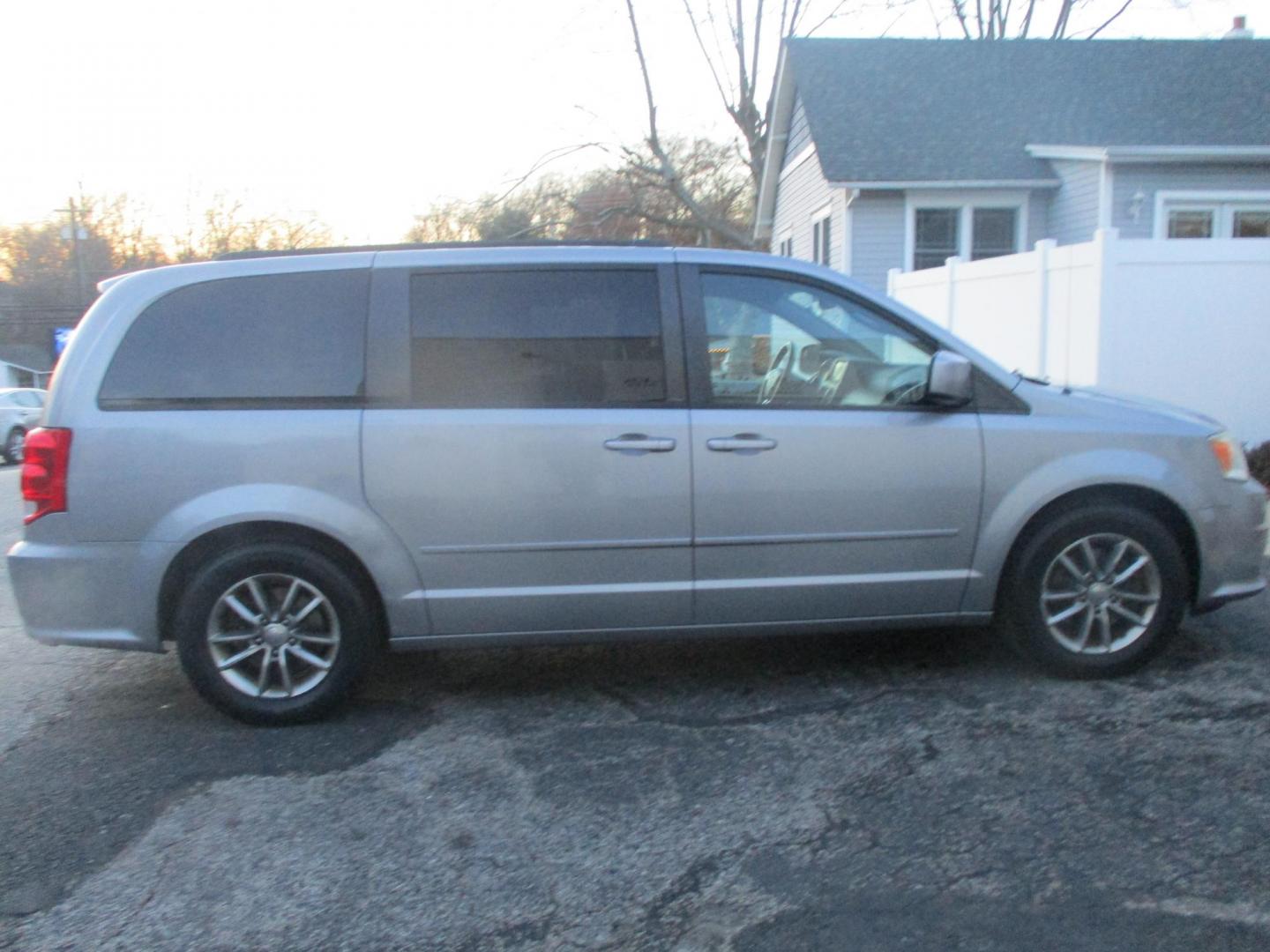 2013 GRAY Dodge Grand Caravan R/T (2C4RDGEG3DR) with an 3.6L V6 DOHC 24V engine, 6-Speed Automatic transmission, located at 540a Delsea Drive, Sewell, NJ, 08080, (856) 589-6888, 39.752560, -75.111206 - Photo#9