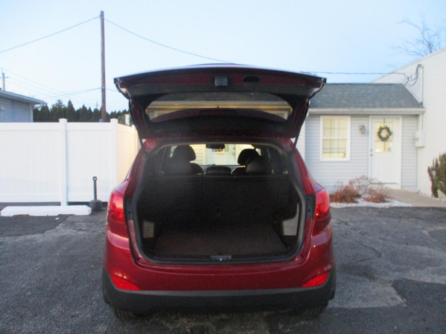 2012 Hyundai Tucson Limited Auto AWD (KM8JUCAC2CU) with an 2.4L L4 DOHC 16V engine, 6-Speed Automatic transmission, located at 540a Delsea Drive, Sewell, NJ, 08080, (856) 589-6888, 39.752560, -75.111206 - Photo#16